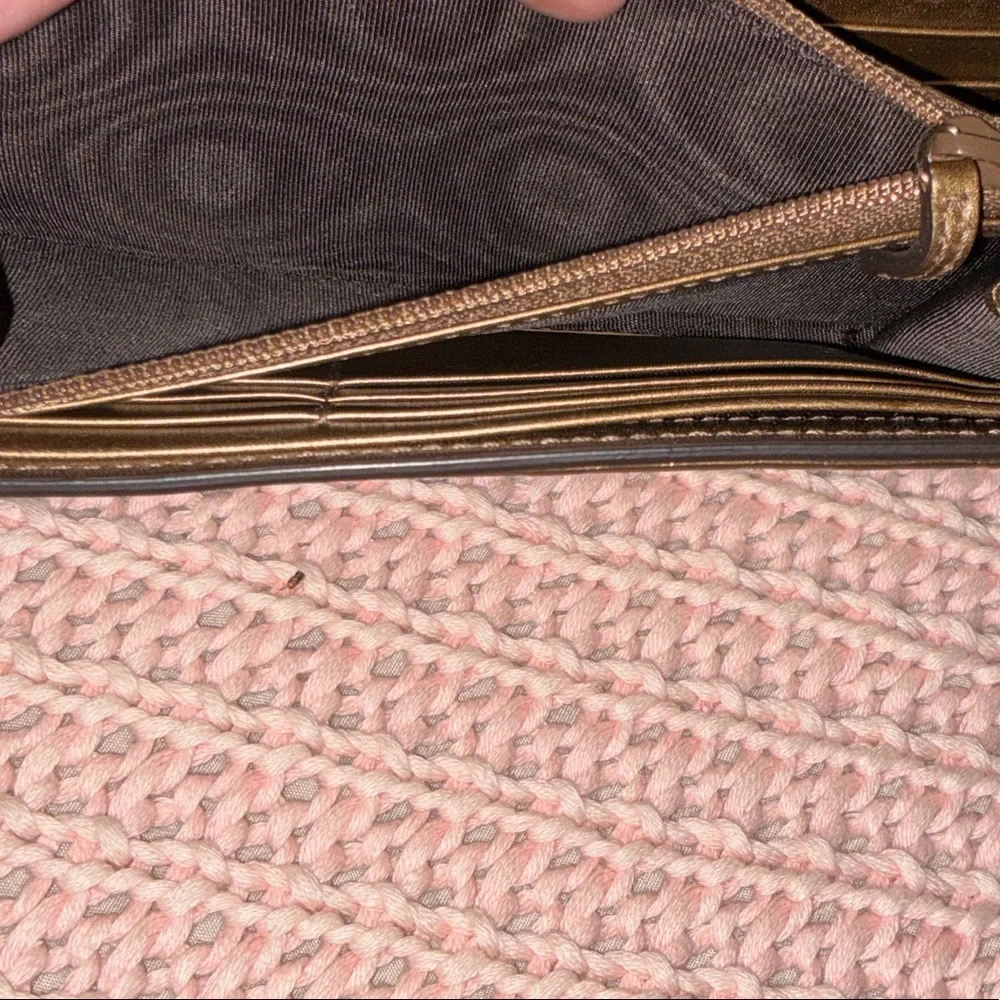 Gucci Metallic Gold Clutch with Chain - Picture 4 of 7